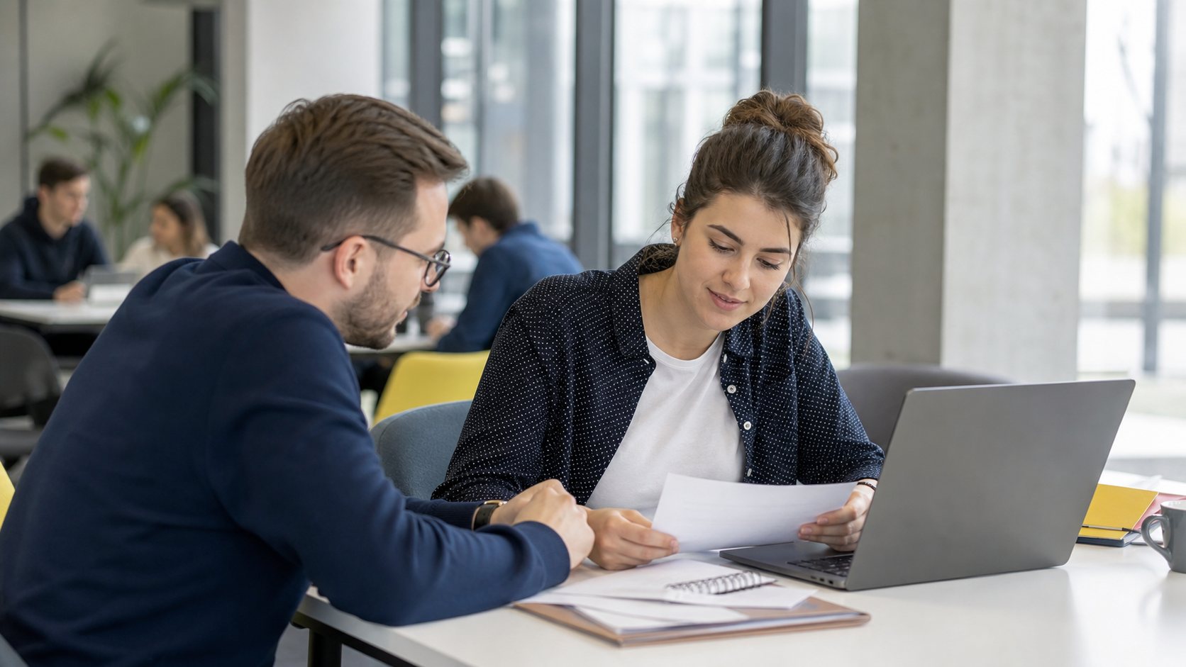 Tânăr român pregătind documente pentru primul job în Germania